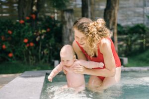 Cuidados necessários com criança e bebê na piscina